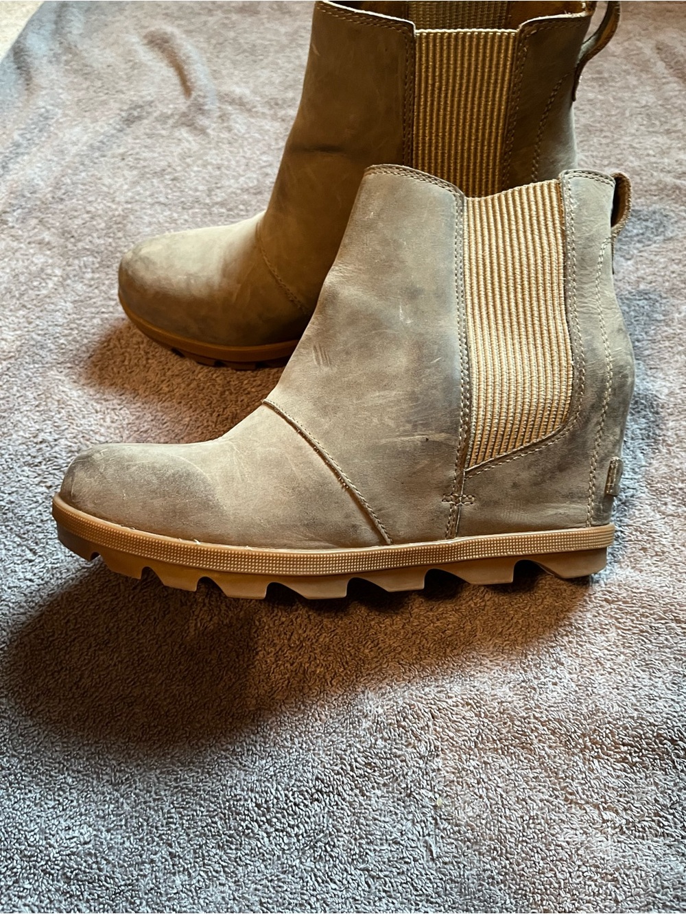 Sorel Joan of Arctic Chelsea Wedge Boot — Taupe Suede Ankle Boot size 8